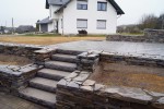 Schiefermauer mit Treppe